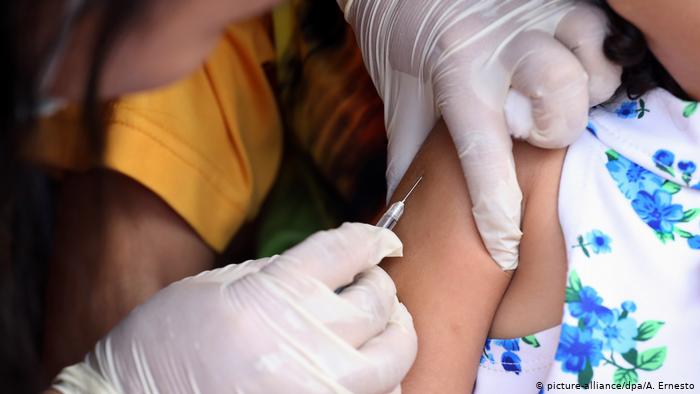 Українці скаржаться на погане самопочуття після вакцинування від COVID-19, Ляшко каже – це планово