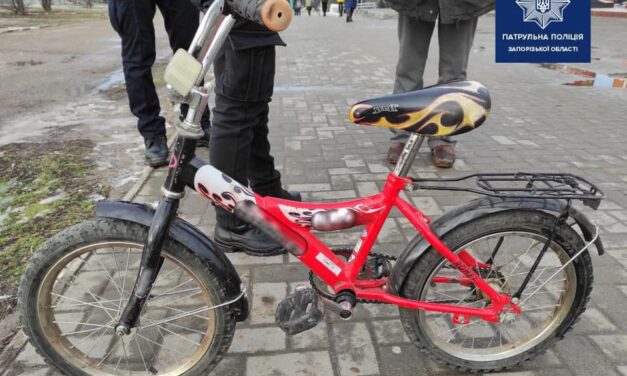 У Запоріжжі патрульні зупинили чоловіка з дитячим велосипедом – фото