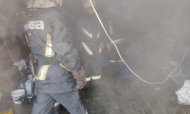 У Запоріжжі загорівся гараж – постраждав невідомий (фото)