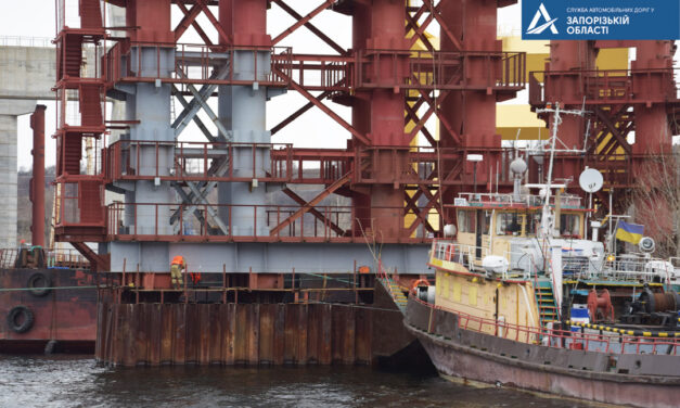 За допомогою найбільшого плавкрана Європи у Запоріжжі змонтовано тимчасову опору вантового мосту – фото