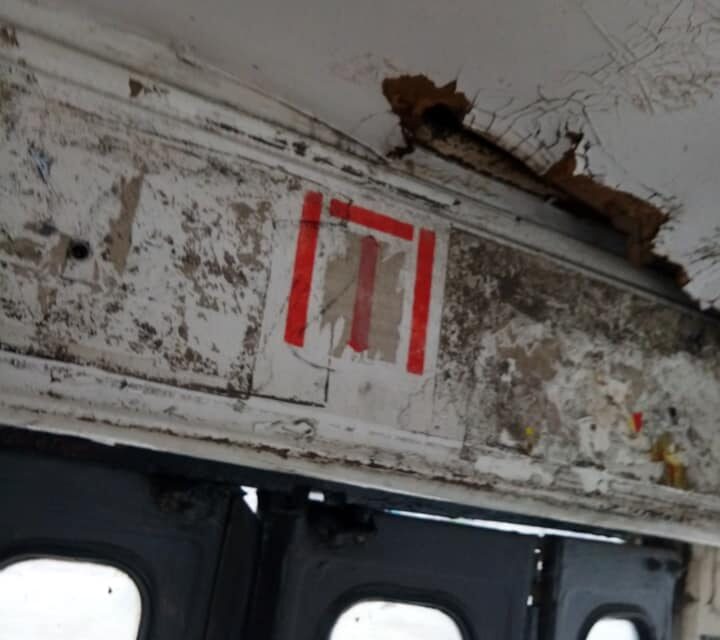 Мешканці Запоріжжя їхали в трамваї, який прогнив наскрізь – фото