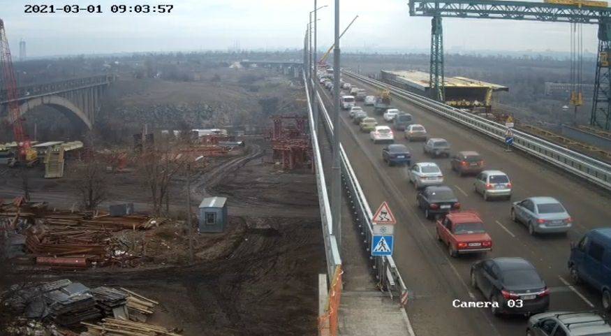 Фотофакт: на новому мосту в Запоріжжі утворилися затори