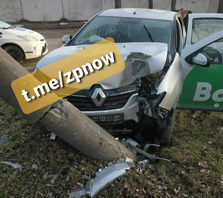 У Запоріжжі таксі мережі Bolt врізалося у стовп, постраждав пасажир