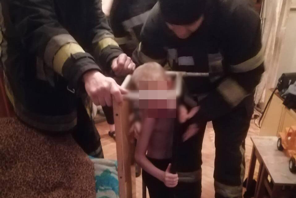 У Запоріжжі в меблях застрягла дитина, допомагали рятувальники