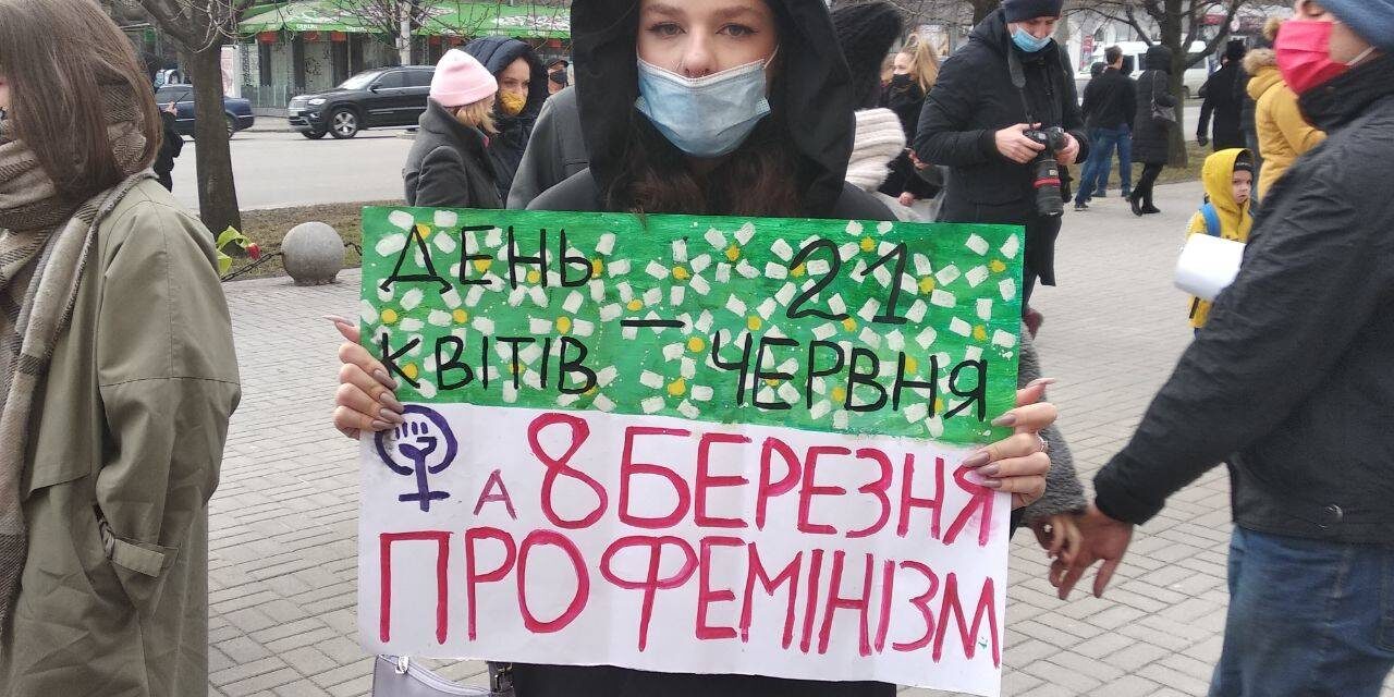 Жінки з плакатами провели акцію під стінами міської ради Запоріжжя – фото