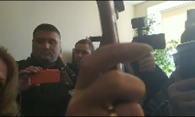 У Запоріжжі люди штурмують двері ПАТ «Запоржігазу», кажуть, що готові йти до суду – відео