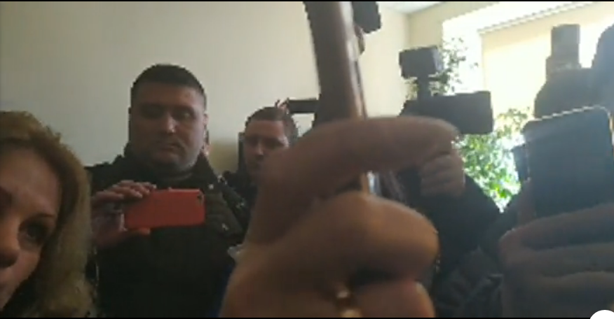 У Запоріжжі люди штурмують двері ПАТ «Запоржігазу», кажуть, що готові йти до суду – відео