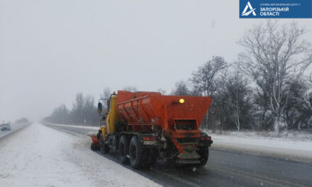 На дорогах державного значення Запорізької області посилено прибирають сніг – ФОТО