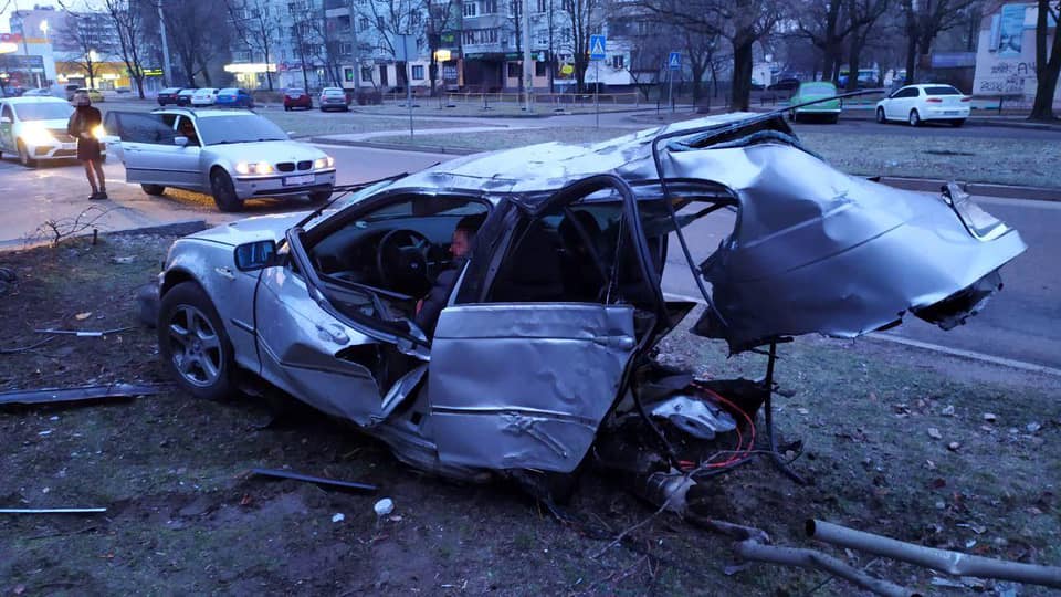 Спозаранку в Запоріжжі трапилася аварія – є травмовані, і один загиблий (фото)