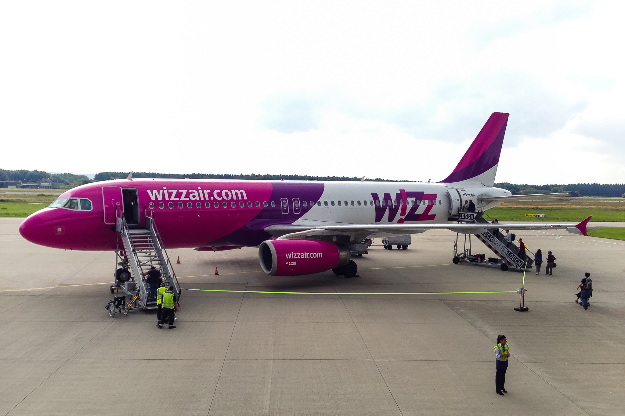 Wizz ереван. Wizz Air самолеты. Венгерская авиакомпания Wizz Air. Венгерский лоукостер Wizz. Визаир Wizzair самолет.