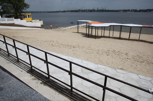 Підрядна організація в Запоріжжі повертає плитку на пляжі, яку зняли діти – відео