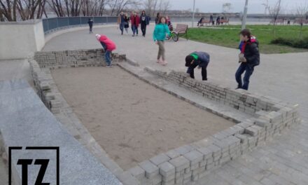 На Правобережному пляжі в Запоріжжі діти з плитки будують замок – фото