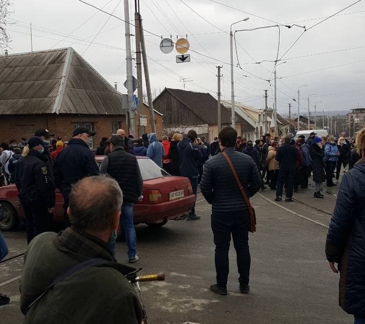Співробітники ринків у Запоріжжі протестували та перекривали дорогу – фото