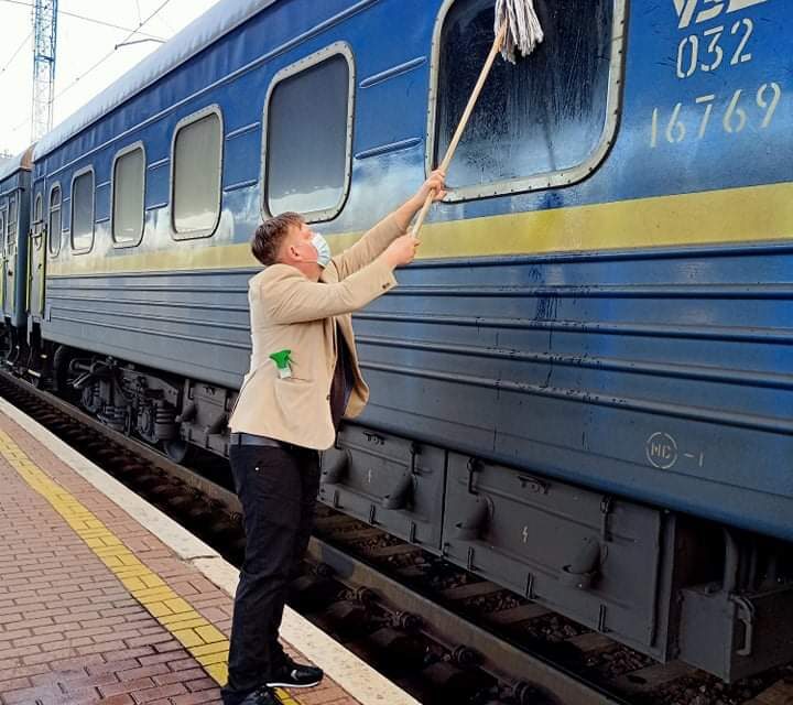 Данський журналіст пояснив, чому помив вікна в українському поїзді – відео