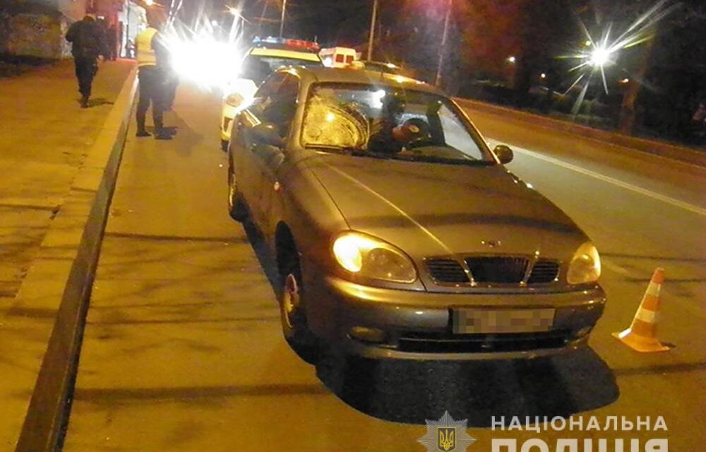 У Запоріжжі під колеса авто потрапила жінка, постраждала померла в лікарні – фото