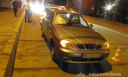 У Запоріжжі під колеса авто потрапила жінка, постраждала померла в лікарні – фото