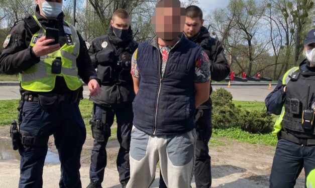 У Києві затримали чоловіка, який поцілив з пістолета в працівника «Київавтодору» – фото, відео
