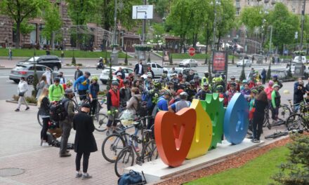 Велосипедисти Києва вийшли на акцію та запалили свічки
