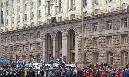 На засідання сесії міської ради Києва прийшли люди з плакатами та протестами – фото