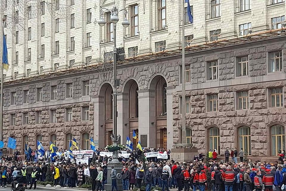 На засідання сесії міської ради Києва прийшли люди з плакатами та протестами – фото