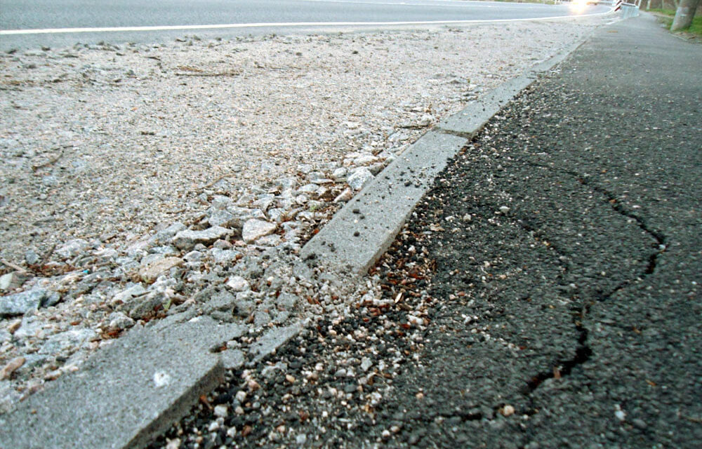 Дорога в тріщинах, тротуари в камінні: як виглядає капітальний ремонт поблизу Запоріжжя
