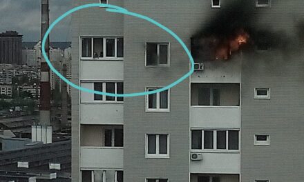 У Києві спалахнув останній поверх новобудови – відео