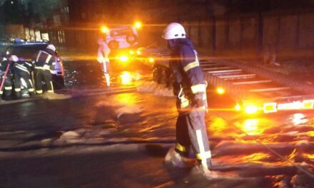 У службі ДСНС Запоріжжя показали, як пів ночі рятували затоплені автівки – фото