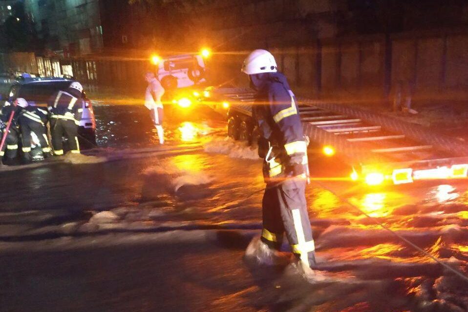 У службі ДСНС Запоріжжя показали, як пів ночі рятували затоплені автівки – фото