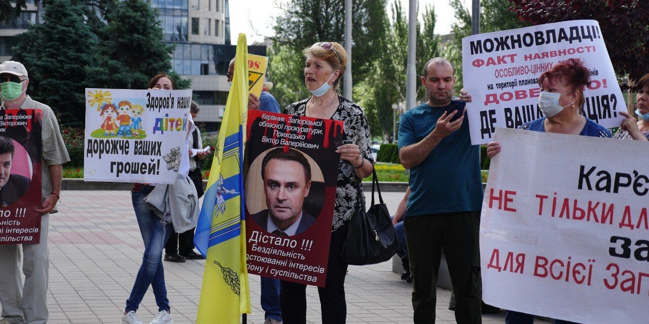 У центрі Запоріжжя протестували люди, збирали підписи й вимагали  відставки чиновників