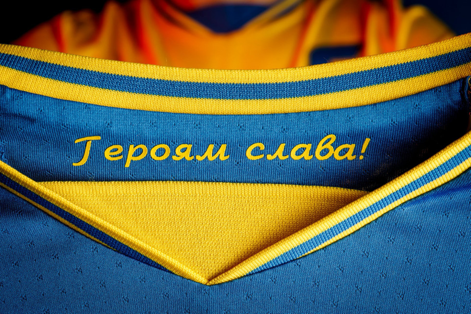 УЄФА просить прибрати лозунг: “Героям Слава” з форми збірної України