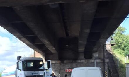 На мосту в Запоріжжі зіткнулася вантажівка ONUR з легковиком