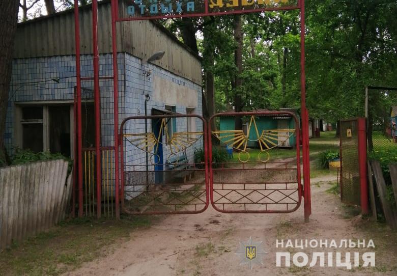 На Київщині діти впали до вигрібної ями туалету, дівчинка загинула