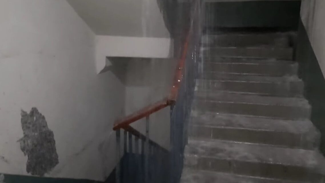 В житлових будинках у Запоріжжі течуть струмки та водоспади
