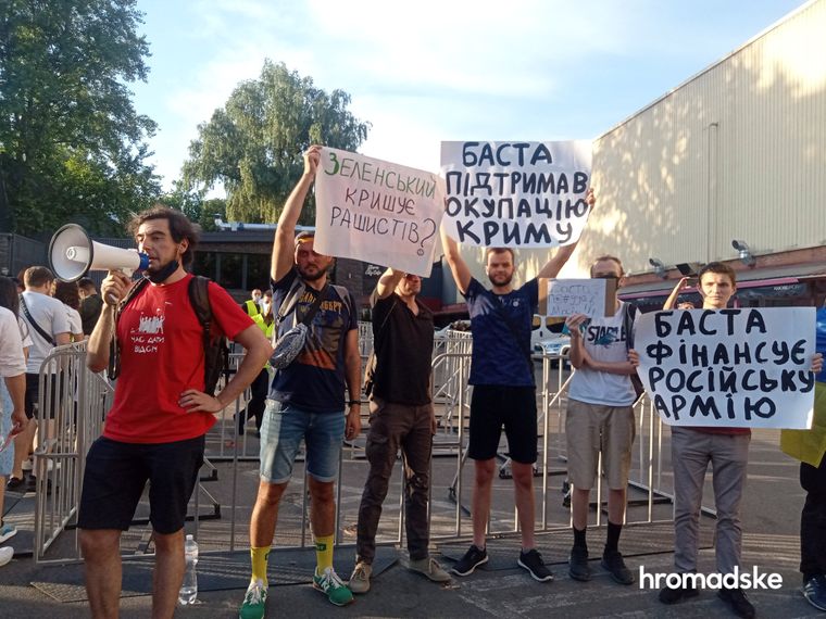 У Києві активісти прийшли на концерт російського репера, щоб його скасувати – відео