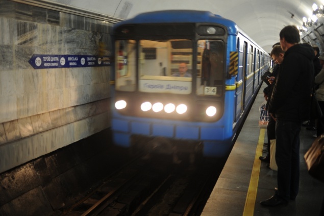 У Києві молодий хлопець впав під потяг метро
