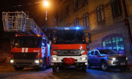 У Хортицькому районі Запоріжжя 7 рятувальників визволяли чоловіка, що застряг на фасаді 8 поверху