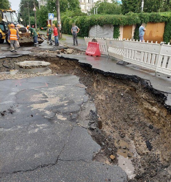 Негода у Києві зруйнувала дороги та повалила дерева – фото