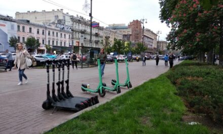 У Києві пішохідні зони стають безпечнішими. Запроваджується зниження швидкості руху самокатів