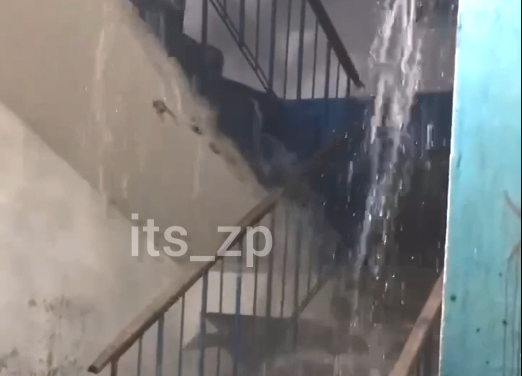 Мешканці багатоповерхівки у Запоріжжі купалися під «водоспадом» у коридорі – відео