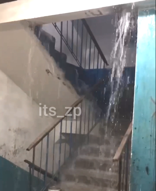 Мешканці багатоповерхівки у Запоріжжі купалися під «водоспадом» у коридорі – відео