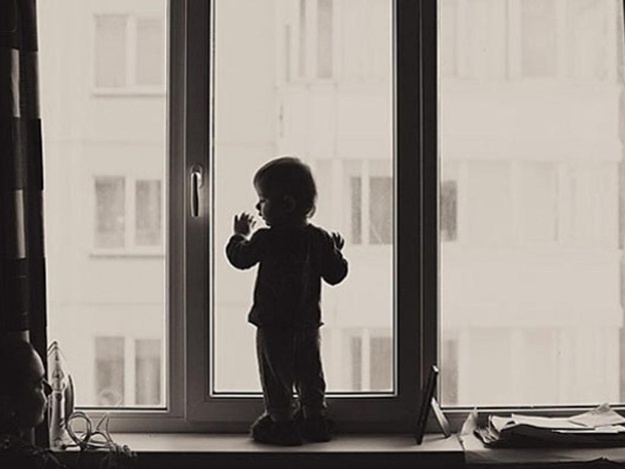 На Запоріжжі однорічний малюк випав з вікна 5 поверху