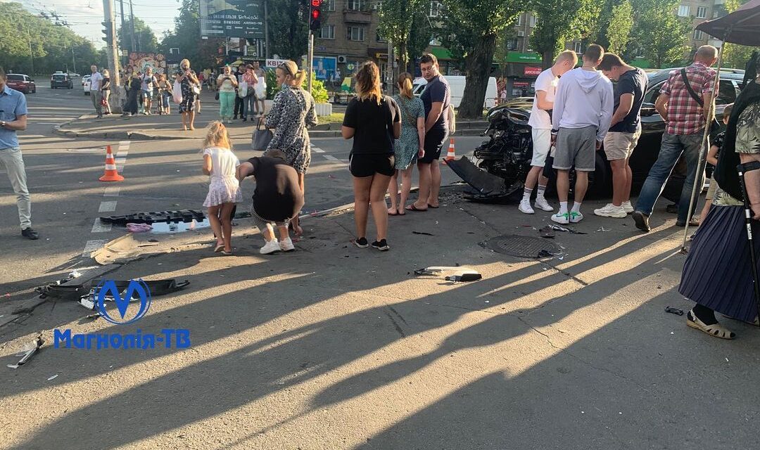 ДТП у Києві: кузов одного з авто вщент розтрощено, є постраждалі – фото