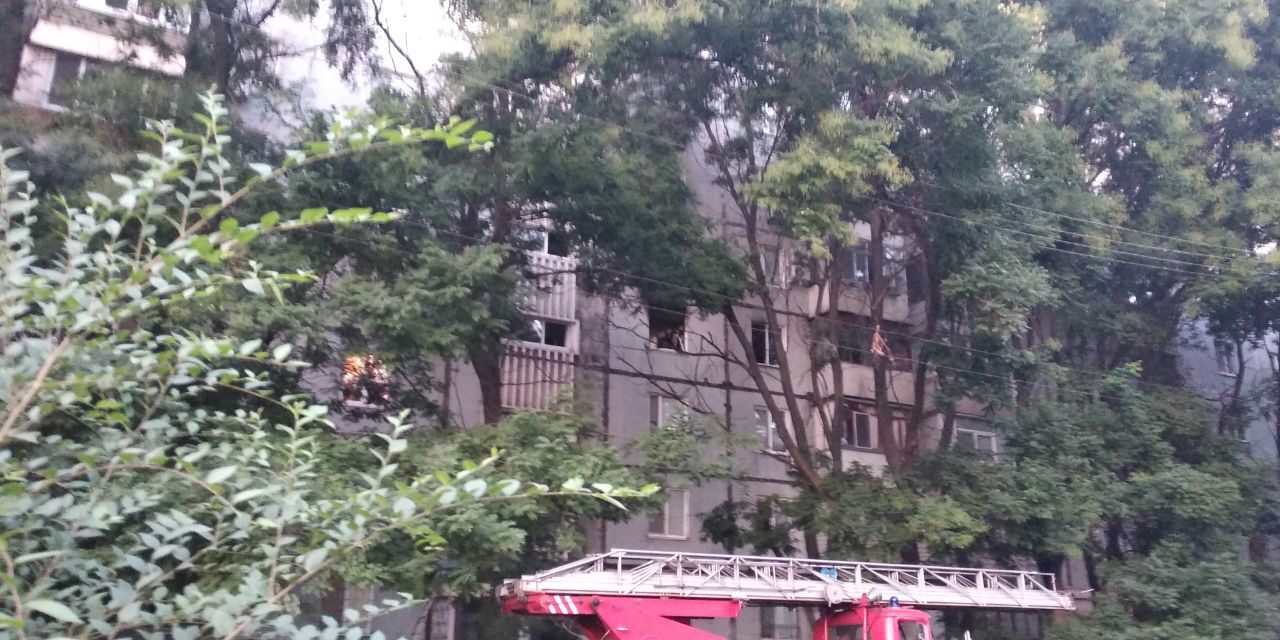 У Запоріжжі знову палає житловий будинок, людей евакуюють – фото