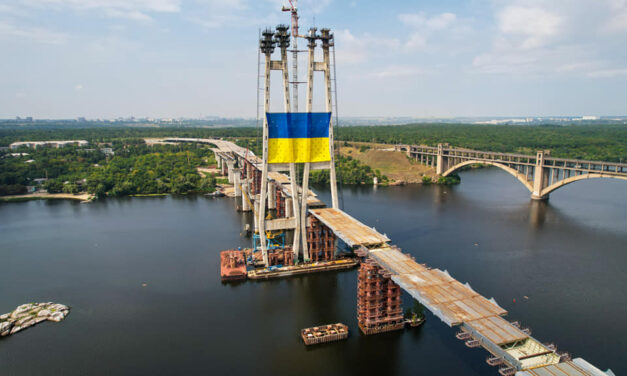 Мешканець Запоріжжя сфотографував прапор, який встановлений на мосту через Дніпро