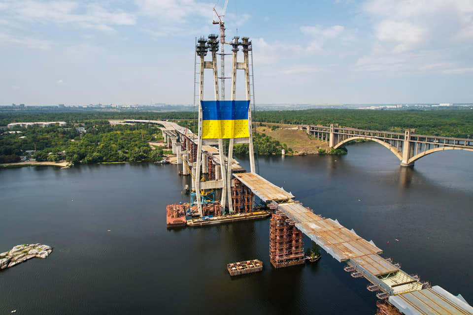 Мешканець Запоріжжя сфотографував прапор, який встановлений на мосту через Дніпро