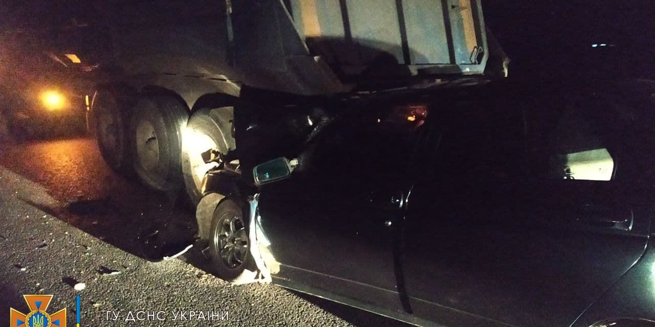 На Запоріжжі не розминулись авто та вантажівка – двоє людей загинуло (фото)