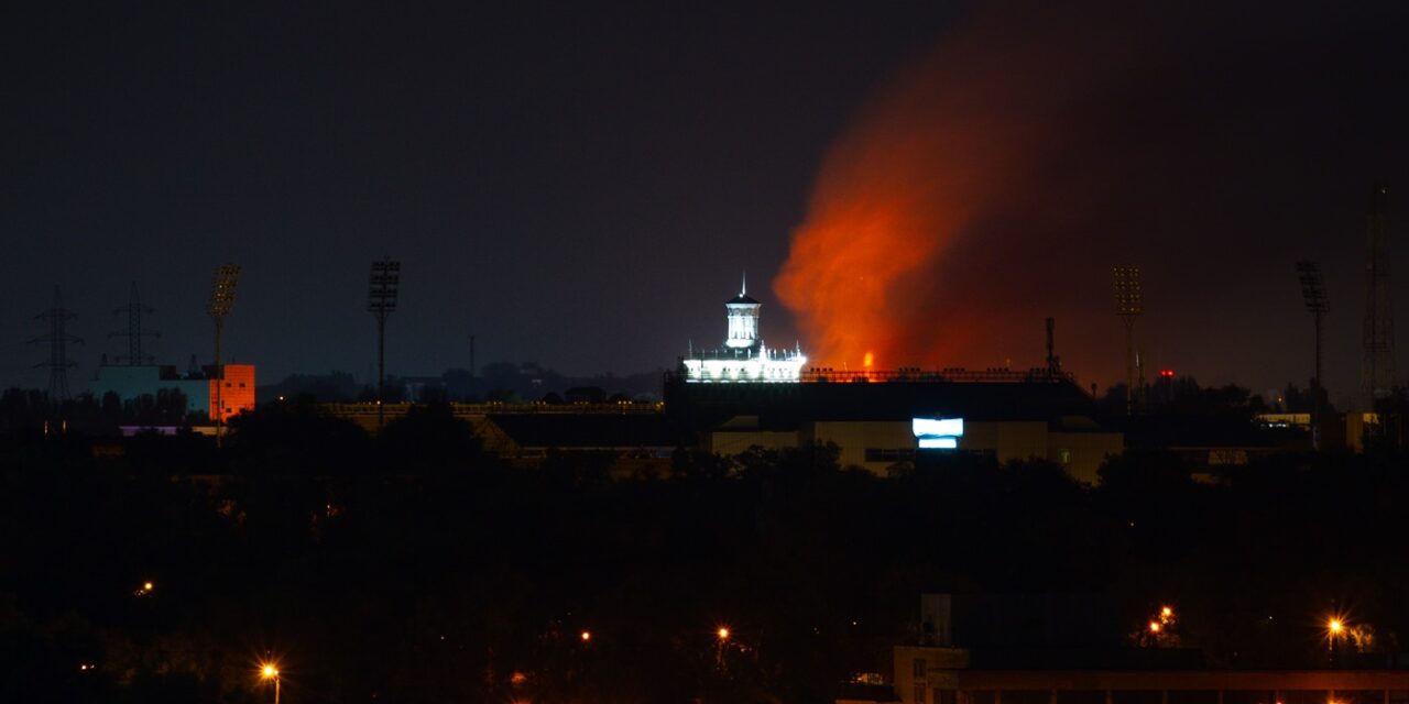 На місце масштабної пожежі у Запоріжжі прибув голова області – фото, відео