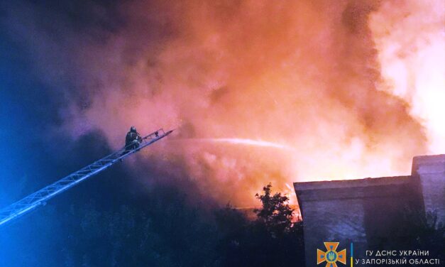 Запорізькі рятувальники розповіли, чому було складно погасити масштабну пожежу в будинку – фото, відео