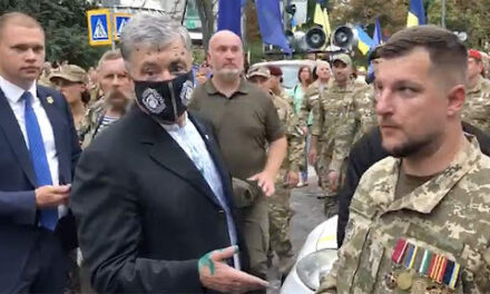 П’ятого президента у центрі Києва облив зеленкою чоловік з Чернігівської області