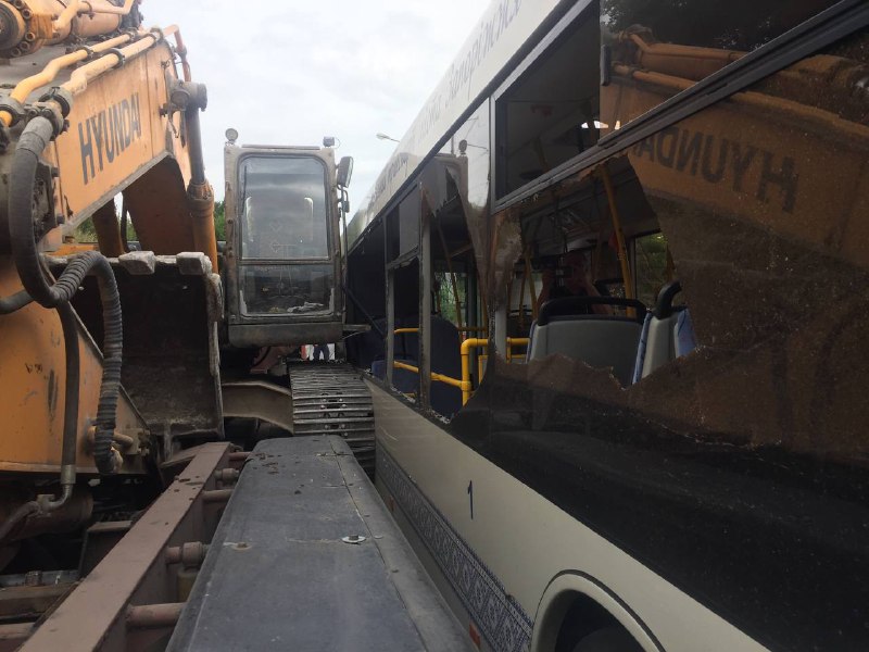 У Запоріжжі зіштовхнулися автобус та екскаватор – двоє постраждалих (Оновлення)